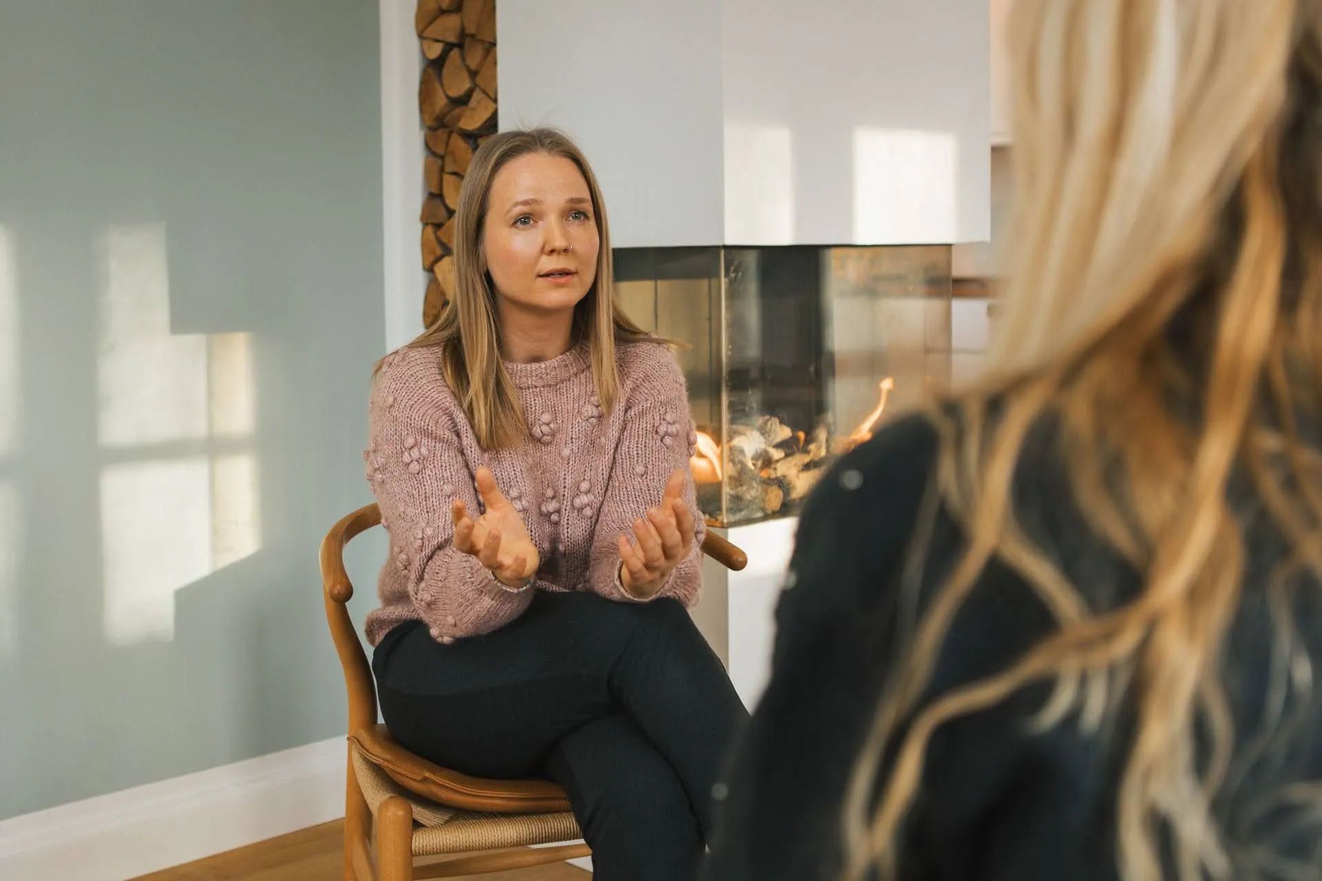 Charlotte i samtale med en klient